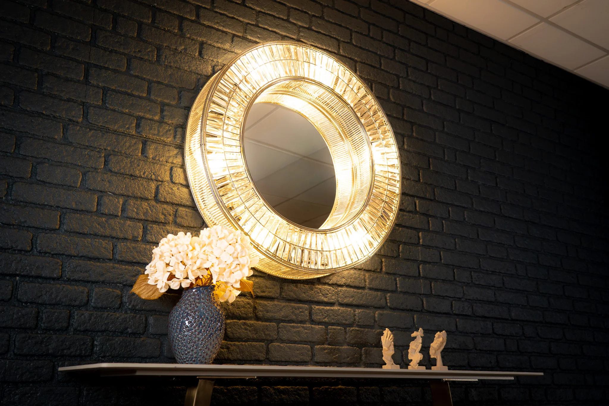 Round Mirror Wall Lamp 90 cm with Gold Frame – Aurora Halo - Image 4