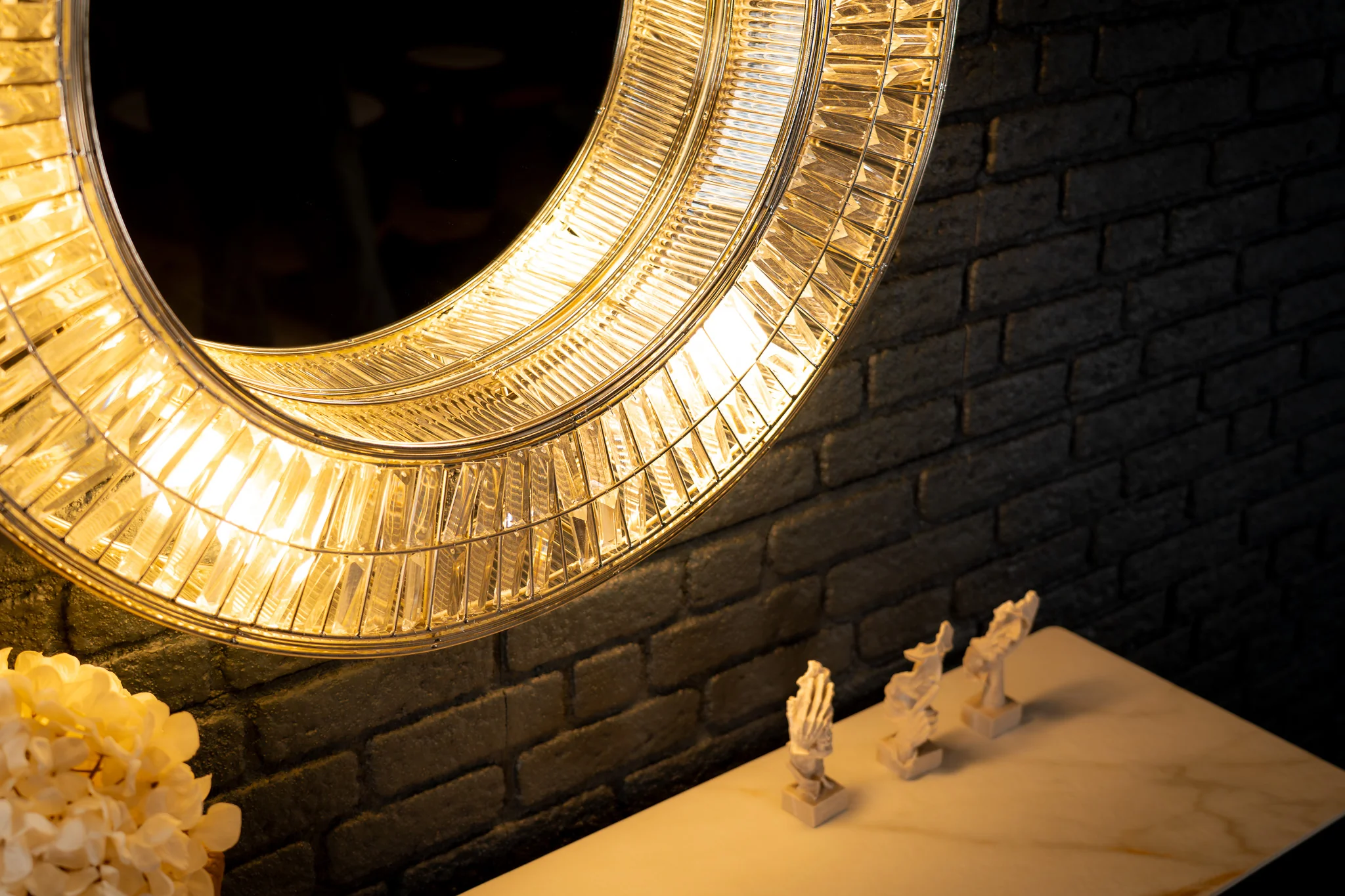 Round Mirror Wall Lamp 90 cm with Gold Frame – Aurora Halo - Image 6