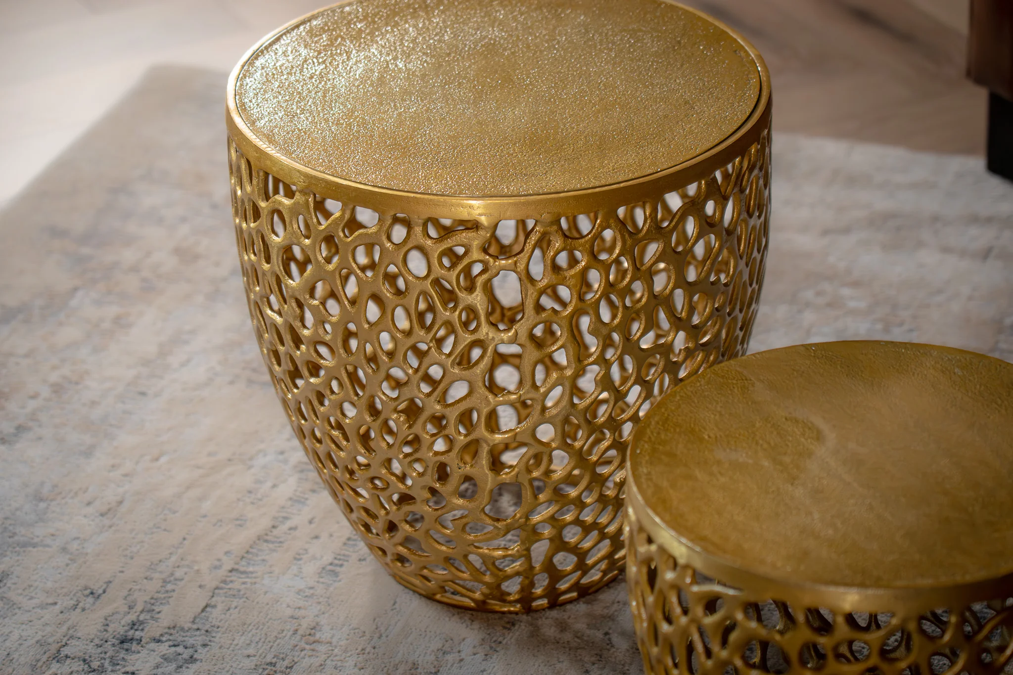 Gold Aluminium Nesting Side Table Set of 2 40 cm – Golden Coral - Image 3