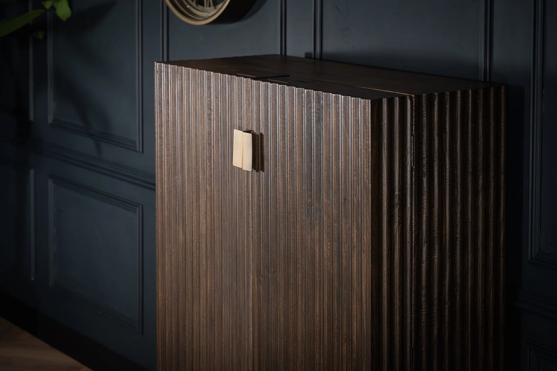 Solid Mango Wood Bar Cabinet 140 cm – Louvre Fluted Front Grey Brown - Image 4