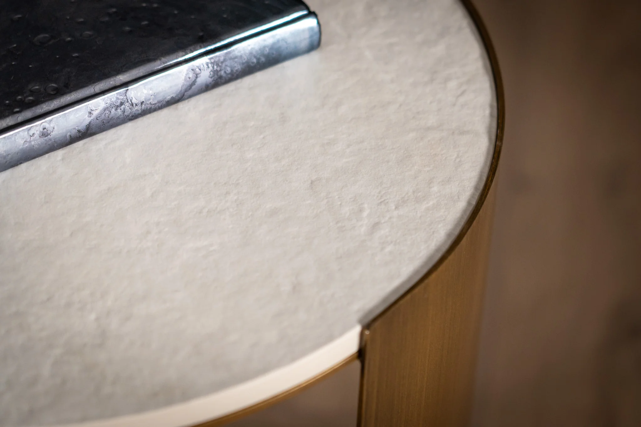 Sintered Stone Round Side Table White Concrete Texture 40 cm – Petroio - Image 5